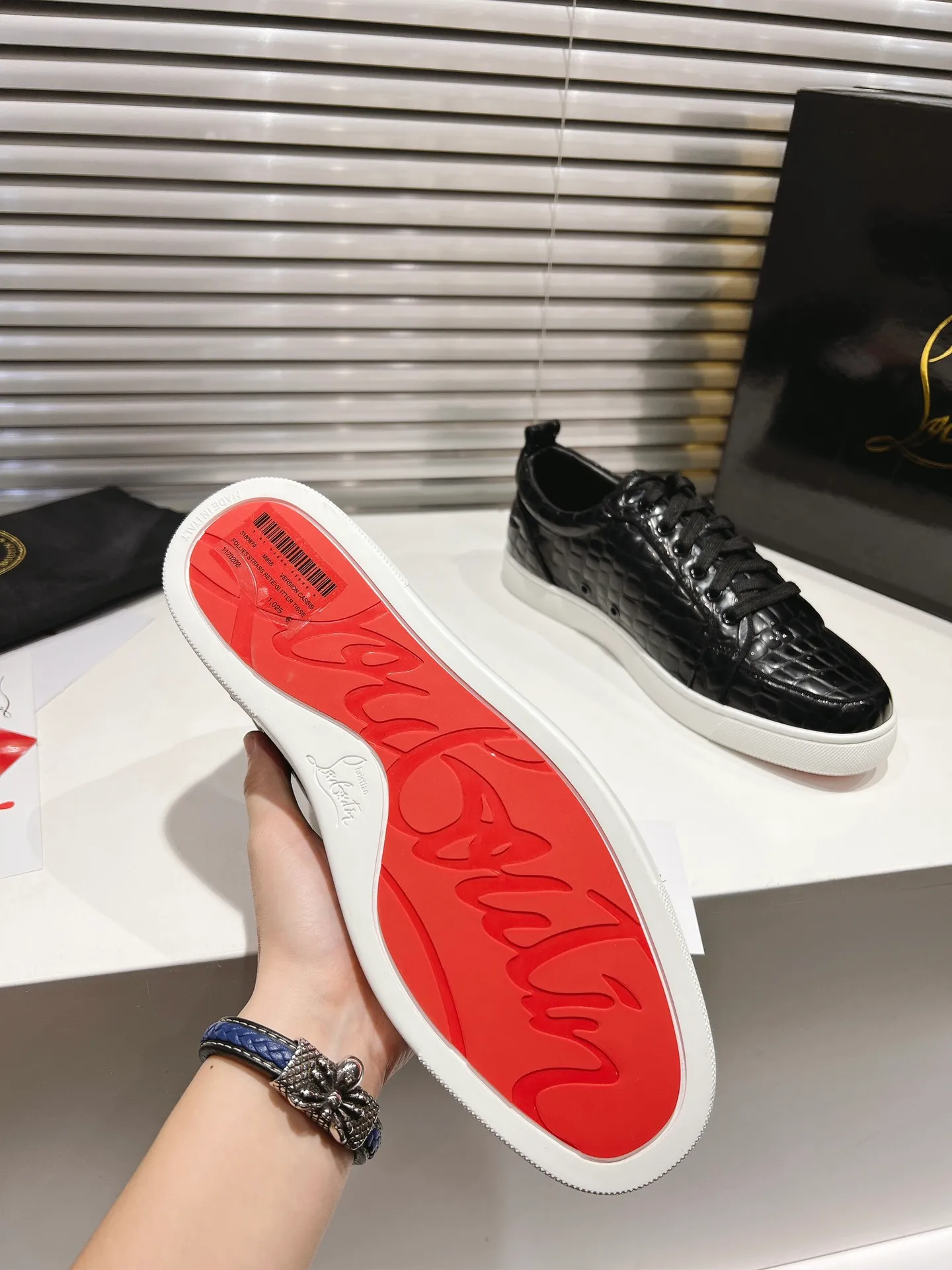 👟👟Ex-factory price 680👟👟 ╔Low top black stone pattern rim model╗ ·Top version customization·²⁰²²𝐬𝐬 𝑪𝒉𝒓𝒊𝒔𝒕𝒊𝒂𝒏 𝑳𝒐𝒖𝒃𝒐𝒖𝒕𝒊𝒏 ▪️No matter the last shape, fabric, diamonds, nails, lining, outsole, they are as close as possible to ZP... ▪️The original sole is specially provided by the original factory ▪️The lining is imported water-dyed cowhide ▪️Private customization time is about 3-7 days —————— Size: Women's 35M-41M Men's 38M-47M, half size can be customized